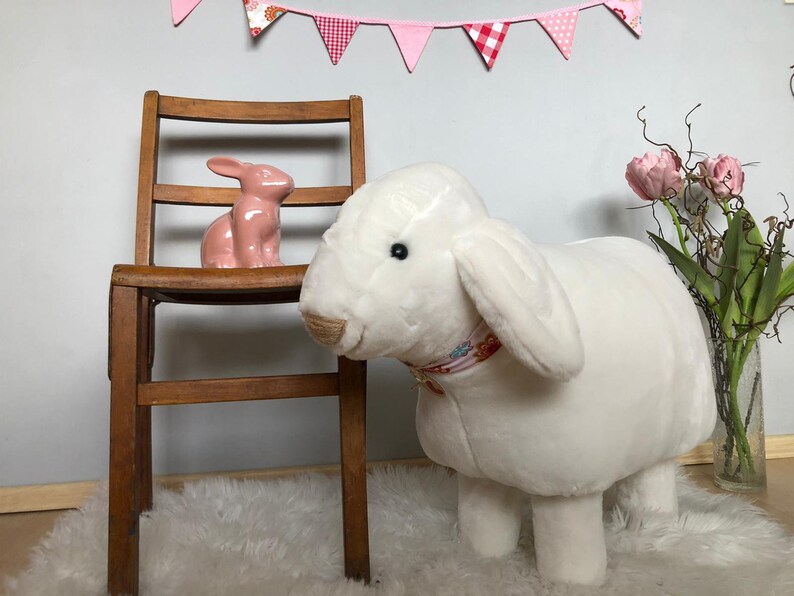 Das weisse Schaf Emma-weiss glatt-handgefertigt-Webpelz-Schafhocker-Hocker-Fußbank-Dekoschaf-Ostern Geschenkidee-von wieeseuchgefellt Bild 2