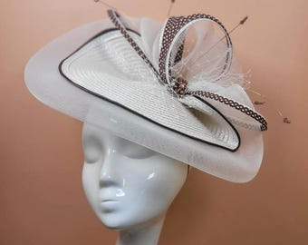 Tocado marrón moteado y color marfil