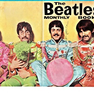 Paul McCartney autografou o livro mensal dos Beatles, junho de 1967