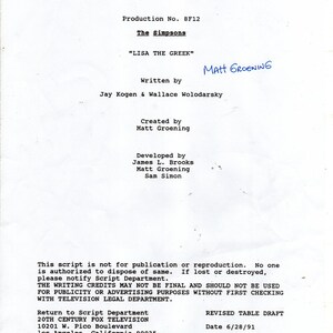 Puede incluir: Una página de guion en blanco y negro para la serie de televisión "Los Simpson" titulada "Lisa the Greek". El guion fue escrito por Jay Kogen y Wallace Wolodarsky, creado por Matt Groening, y desarrollado por James L. Brooks, Matt Groening y Sam Simon. El guion está fechado el 6/28/91.
