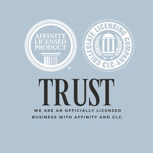 Puede incluir: Un gr&aacute;fico azul claro con dos sellos circulares blancos y la palabra "TRUST" en letras negras en negrita. Los sellos dicen "AFFINITY LICENSED PRODUCT" y "COLLEGIATE LICENSING COMPANY". Debajo, el texto dice "WE ARE AN OFFICIALLY LICENSED BUSINESS WITH AFFINITY AND CLC."