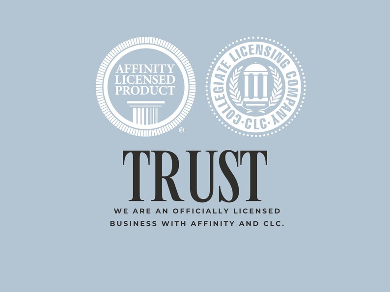 Puede incluir: Un gr&aacute;fico azul claro con dos sellos circulares blancos y la palabra "TRUST" en letras negras en negrita. Los sellos dicen "AFFINITY LICENSED PRODUCT" y "COLLEGIATE LICENSING COMPANY". Debajo, el texto dice "WE ARE AN OFFICIALLY LICENSED BUSINESS WITH AFFINITY AND CLC."
