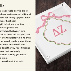 Puede incluir: Un letrero de arte de bloque acr&iacute;lico cuadrado con un lazo rosa y un emblema verde y rosa con las letras griegas &Delta;Z. El letrero se sujeta con cuatro tornillos y mide aproximadamente 10 x 10 cm.