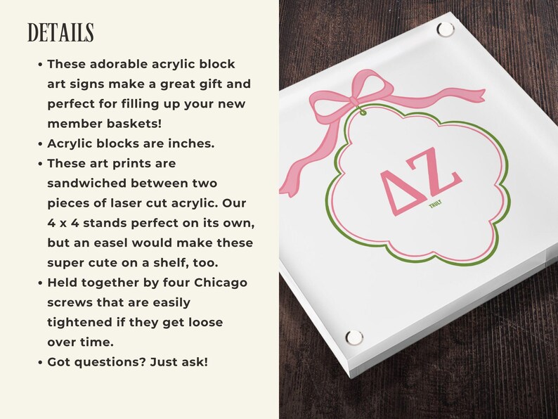 Puede incluir: Un letrero de arte de bloque acr&iacute;lico cuadrado con un lazo rosa y un emblema verde y rosa con las letras griegas &Delta;Z. El letrero se sujeta con cuatro tornillos y mide aproximadamente 10 x 10 cm.