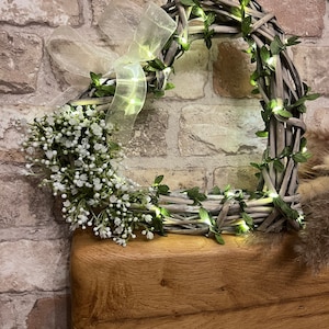 Corona de corazón iluminada de mimbre: decoración de flores artificiales hecha a mano