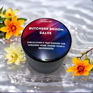 Peut inclure: Un pot gris avec un couvercle noir et une étiquette colorée qui indique "Lauri's RX Butcher's Broom Salve Circulation & Vein Support for Varicose Veins, Spider Veins & Hemorrhoids".
