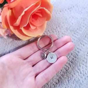 Llavero con letra y dije de corazón / Llavero personalizado con inicial de letra pequeña estampada en metal