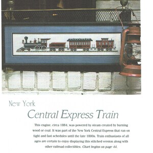 Könnte beinhalten: Eine Vintage-Illustration einer rot-schwarz-weißen Dampflokomotive mit Personenwagen. Der Text "New York Central Express Train" befindet sich unter dem Bild. Der Text unter dem Bild lautet: "Diese Lokomotive, um 1884, wurde mit Dampf betrieben, der durch die Verbrennung von Holz oder Kohle erzeugt wurde. Sie war Teil des New York Central Express, der auf engen und schnellen Fahrplänen bis in die späten 1800er Jahre fuhr. Eisenbahn-Enthusiasten jeden Alters werden es sicher genießen, diese gestickte Version zusammen mit anderen Eisenbahn-Sammlerstücken zu präsentieren. Die Karte beginnt auf Seite 44."