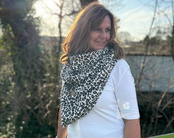Animal print - XXL Dreieckstuch, doppelt genähtes Musselin in braun, beige, schwarz inkl. süßen Clip, Wickelschal, Damentuch, Stola
