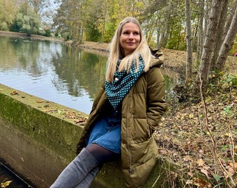 XXL Dreieckstuch Damen – Halstuch aus Punkte-Baumwolle Grün/Weiß mit dunkelblauem Fleece – Wickelschal mit Clip – Tuecherfee - Geschenkidee