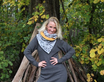 XXL Dreieckstuch aus kuscheligem Fleece – Halstuch Damen mit Pusteblumen Muster – dunkel- und hellgrau mit Curry –Wickelschal mit Verschluss