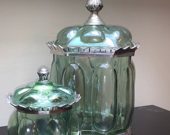 Conjunto de dos frascos de boticario de vidrio de burbujas verdes vintage con detalles plateados