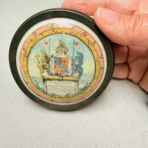 Puede incluir: Un conjunto de tres jarrones de cerámica de diferentes alturas y formas. El jarrón más alto es de color beige claro, el del medio marrón oscuro y el más pequeño blanco moteado. Cada jarrón tiene una superficie texturizada única.