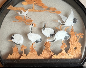 Diorama artesanal de grulla china antigua en corcho y papel.