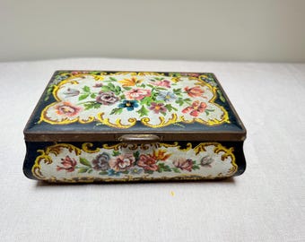 ヴィンテージ クロスステッチ刺繍タペストリー 花柄 蓋付きブリキ缶 - オランダ製 --- レトロなグラニーコア コテージ キャンディボックス装飾