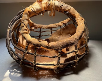 Großer Vintage Gebogene Korb der amerikanischen Ureinwohner aus Zweigen und Rinde