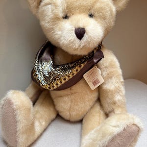 Urso de pelúcia vintage Boyds Bear "Vera W. Bearsworth" de 21 polegadas com lenço de seda.