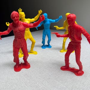 Vintage 5 Inch Plastic Toy Cowboys & Indians Figures. Lot of 5