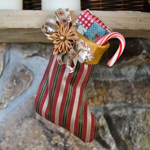 Meia de Natal listrada pequena | Decoração de Natal Tsumami Zaiku feita à mão