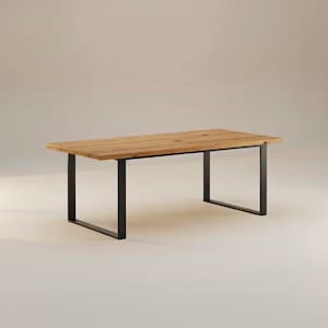 Pode incluir: Uma secretária retangular de madeira com acabamento natural. A secretária tem um tampo castanho claro e pernas de metal preto. As pernas têm um design simples e moderno. A secretária tem cerca de 150 cm de comprimento e é adequada para um escritório em casa.