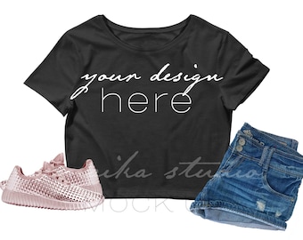 Bella Canvas 6681 Top corto nero Mockup: Flatlay femminile (download digitale)