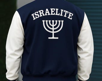 Może przedstawiać: Granatowo-biała kurtka w stylu college z napisem "ISRAELITE" i symbolem menory na plecach. Kurtka ma białe rękawy oraz paski na mankietach i kołnierzu. Osoba ma na sobie biały t-shirt i ciemnoniebieskie dżinsy.