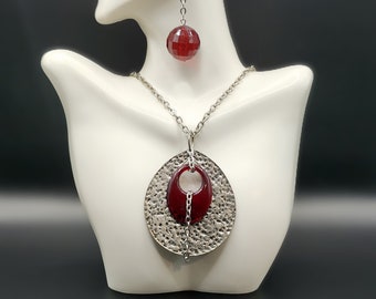 Just Jewels Designs « Rustic Red », une magnifique pièce texturée rustique de 18,5 pouces avec une belle perle rouge foncé entourée d'une chaîne.