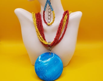 « Fun Fun » de JJD par Just Jewels Designs est un collier amusant à cinq rangs aux couleurs vives et audacieuses, accompagné de longues boucles d'oreilles colorées.