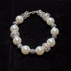 Bracelet en fausses perles de 18 po. Just Jewels Designs avec espaceurs en filigrane plaqués argent et perles de verre transparentes.