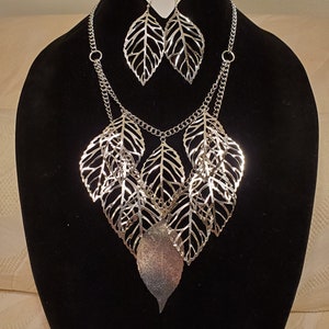 Just Jewels Designs « Let It Fall » un bel ensemble en métal argenté et des boucles d&#39;oreilles en filigrane