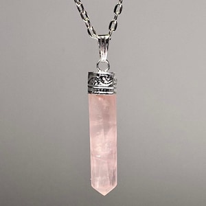Colar com pingente de quartzo rosa