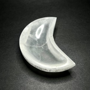 Marokkanische Selenit Halbmond Ladeschale: Handgeschnitzte Kristall-Station