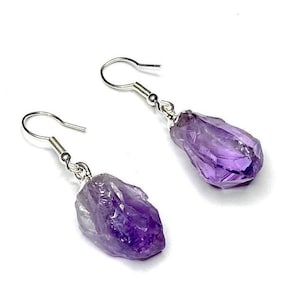 Boucles d&#39;oreilles à pointe d&#39;améthyste brute : pierres précieuses pendantes en argent sterling