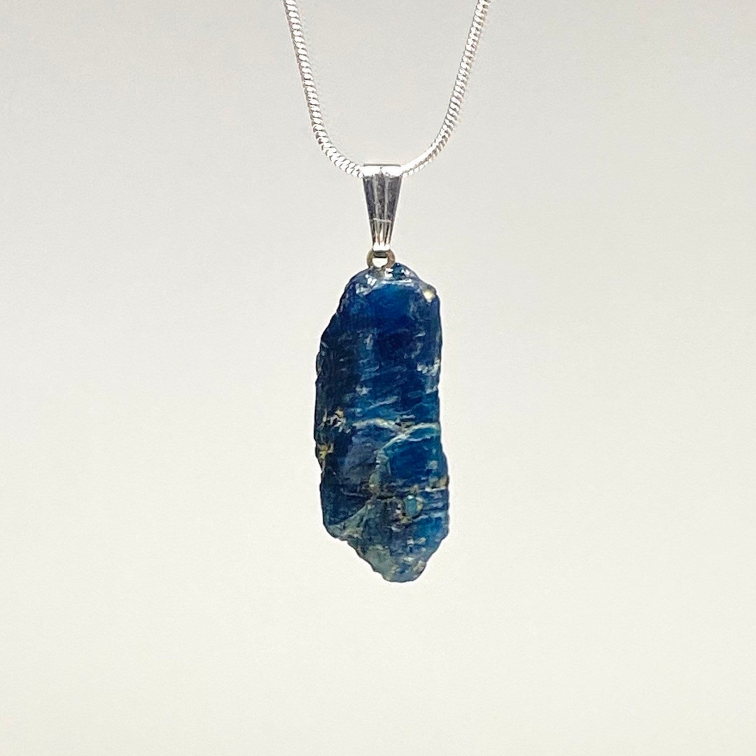 ラフブルーアパタイトペンダントネックレス：シルバーメッキ、18インチ