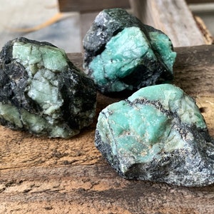 Raw Emerald Stone image 2