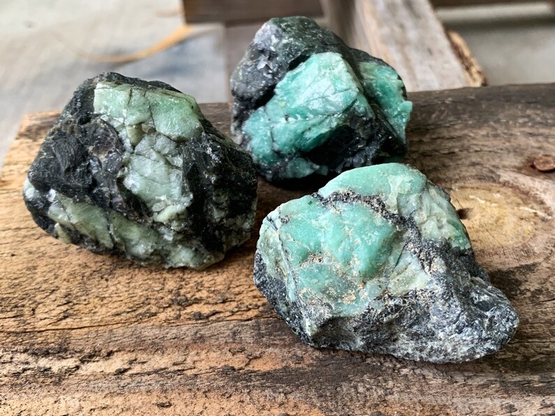 Raw Emerald Stone image 2