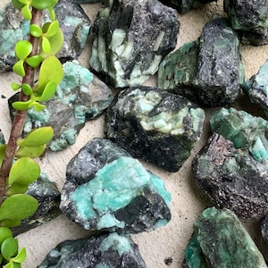 Raw Emerald Stone image 5