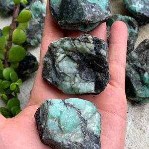 Raw Emerald Stone image 8