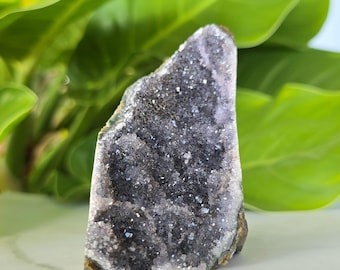 Grupo de amatistas negras con base tallada