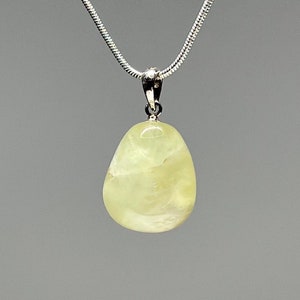 Collar con colgante de cristal de prehnita: cierre de plata de ley, cadena plateada