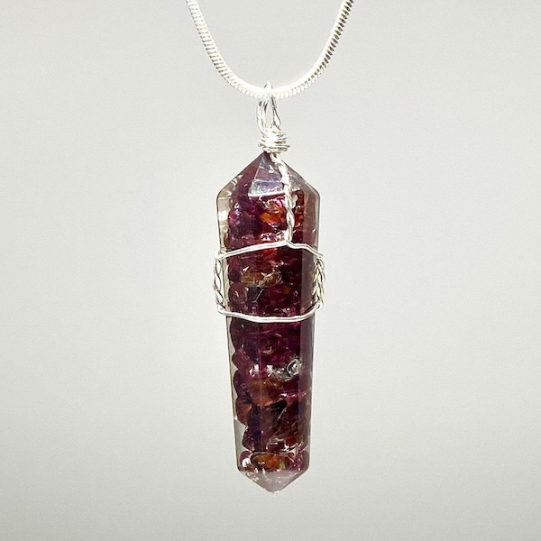 Collana con pendente in granato avvolto in filo di orgonite