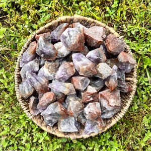 Rote Kappe mit Amethyst-Kristallpunkten
