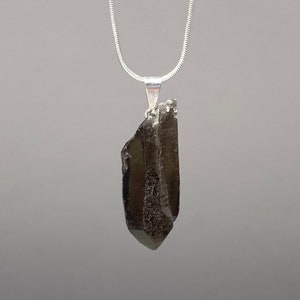 Collar con colgante de cuarzo ahumado
