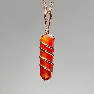 Ciondolo con pietra preziosa corniola con catena / filo avvolto in oro rosa