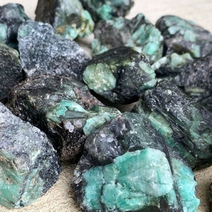 Raw Emerald Stone image 6