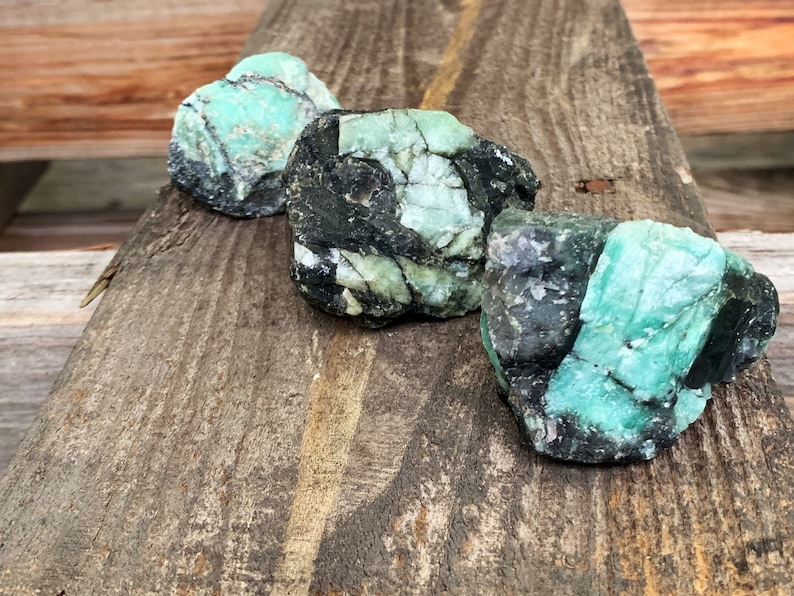 Raw Emerald Stone image 3