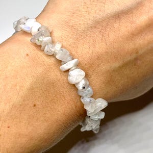 Pulseira com lascas de cristal de pedra da lua arco-íris: Pulseira elástica com contas de pedras preciosas