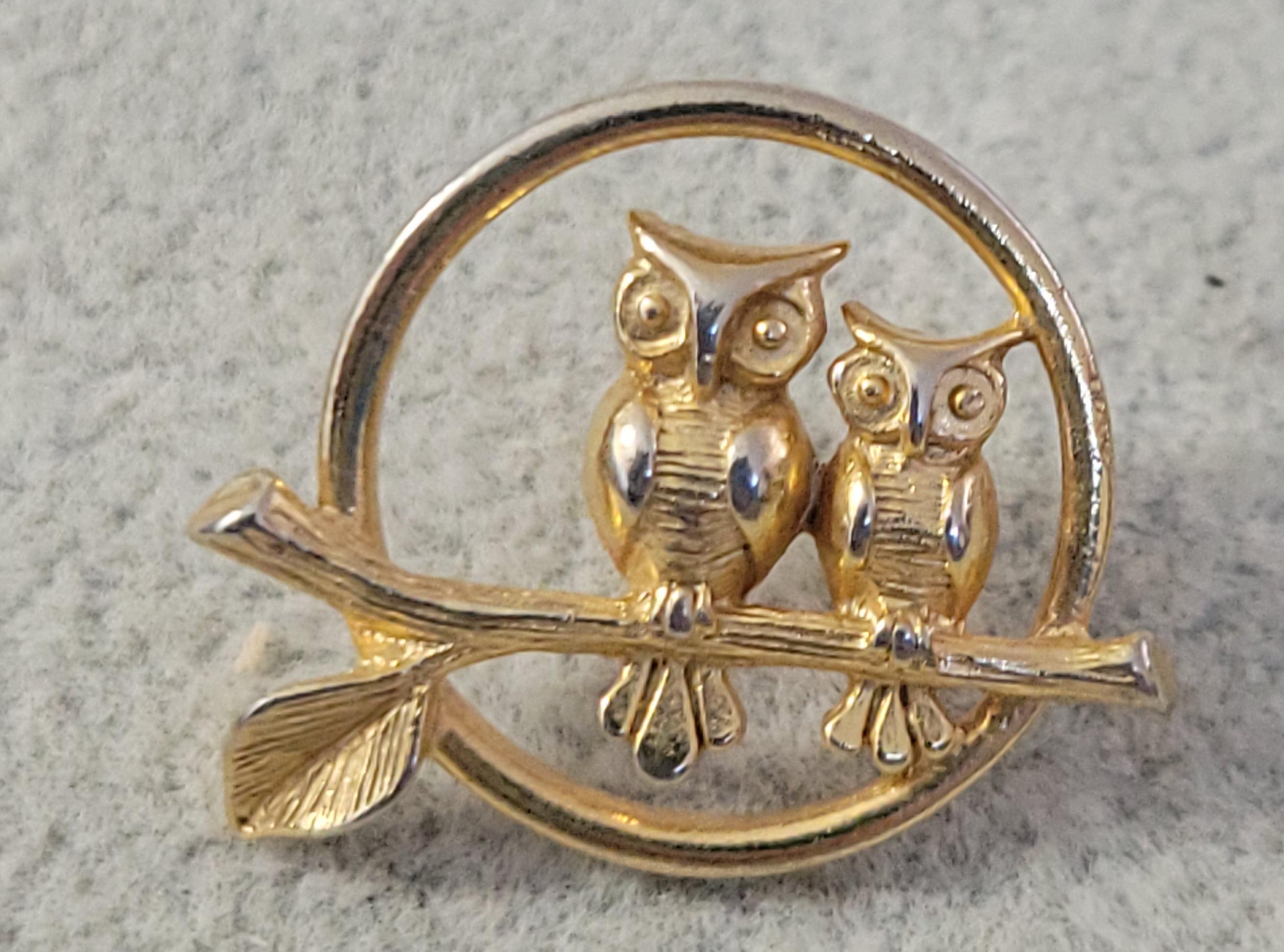 Vintage Avon gold tone 2 owls on a branch lapel hat tie pin .75 x 1 inch