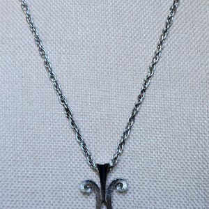 Vtg 24 inch Avon silver tone chain with 3.5 inch silver black teardrop pendant necklace
