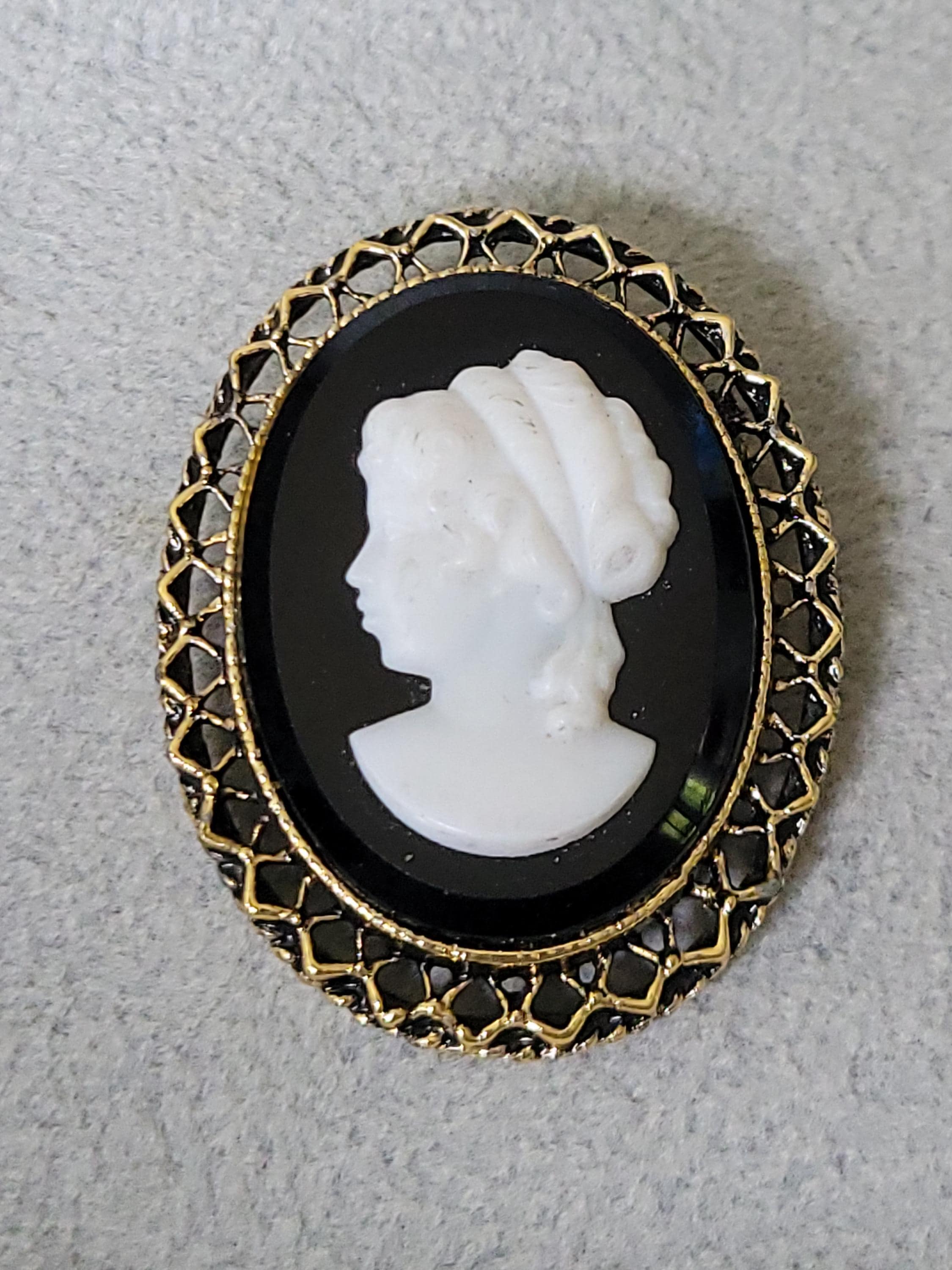 Victorian style large gold tone black white left looking cameo brooch 1.5 x 2 inch oval